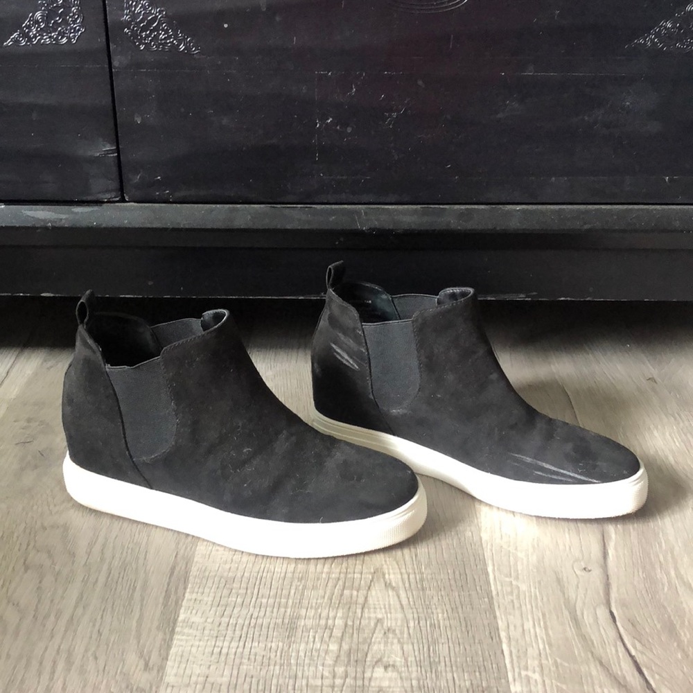 Women’s black size 7.5 heeled sneakers